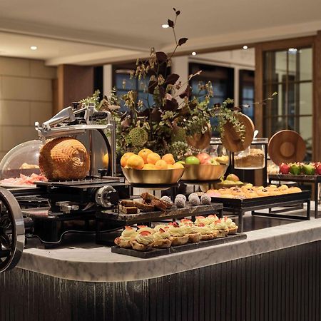 Hilton Melbourne Little Queen Street Exteriör bild A buffet at a hotel