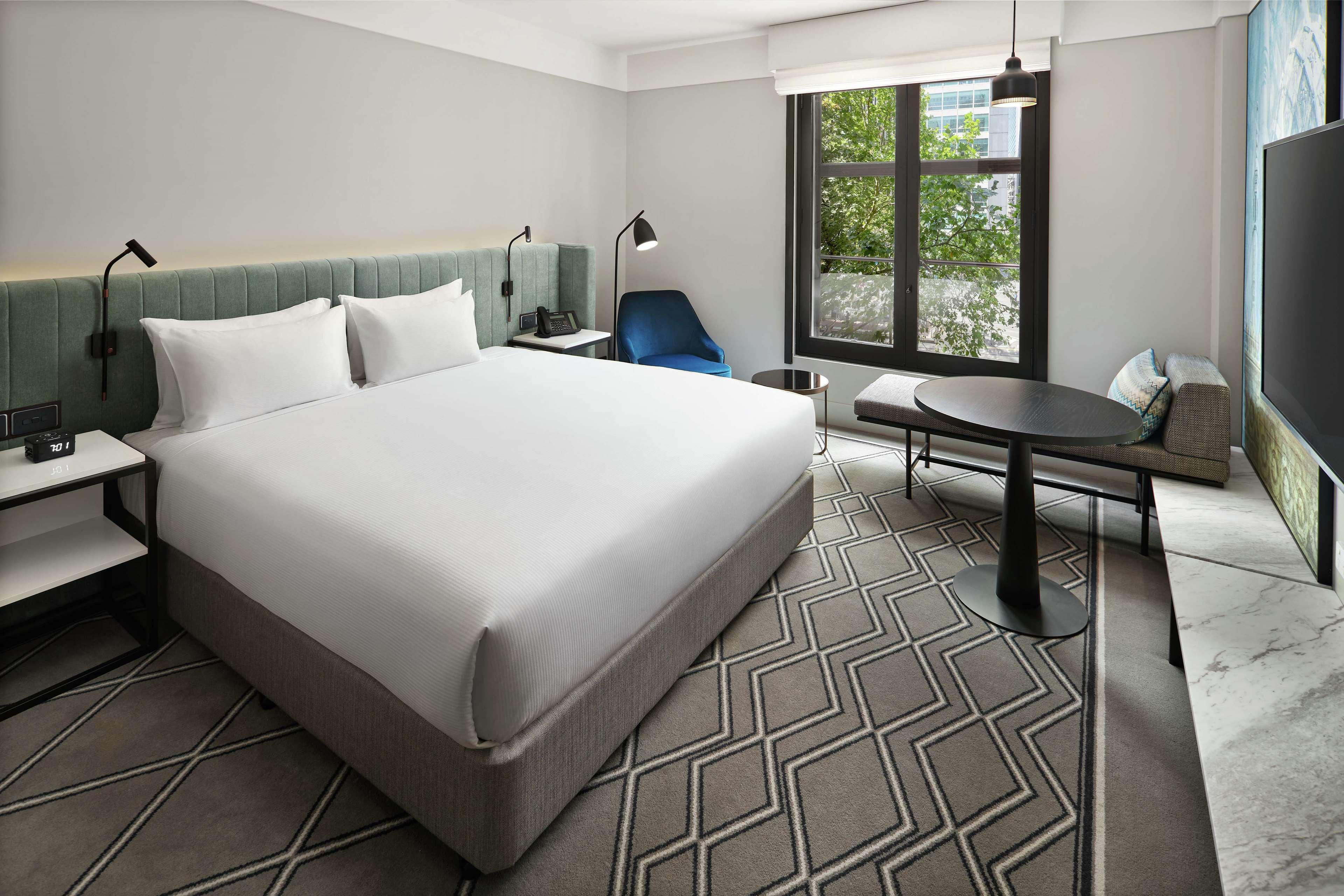 Hilton Melbourne Little Queen Street Exteriör bild A room at the hotel