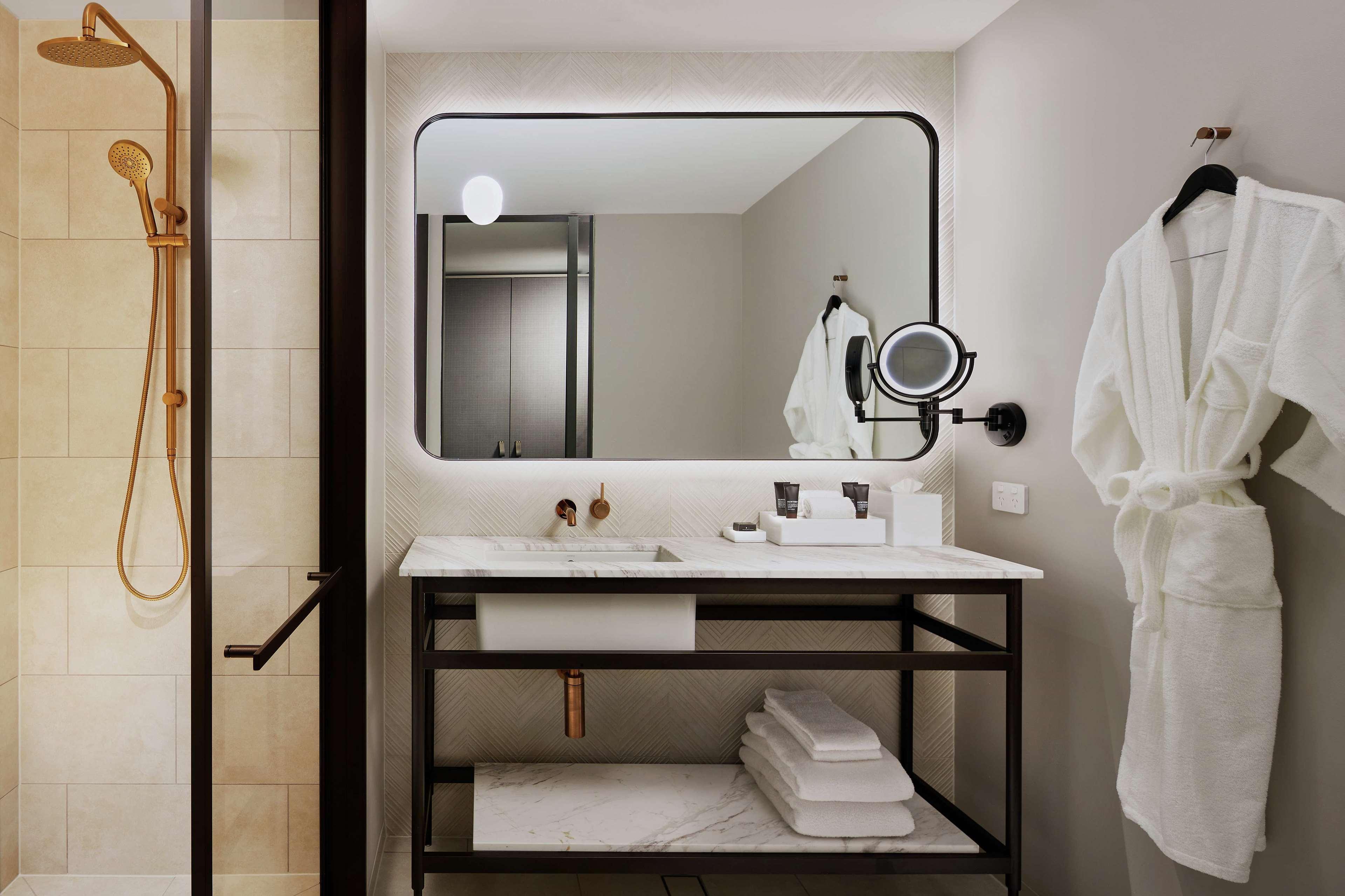 Hilton Melbourne Little Queen Street Exteriör bild Bathroom