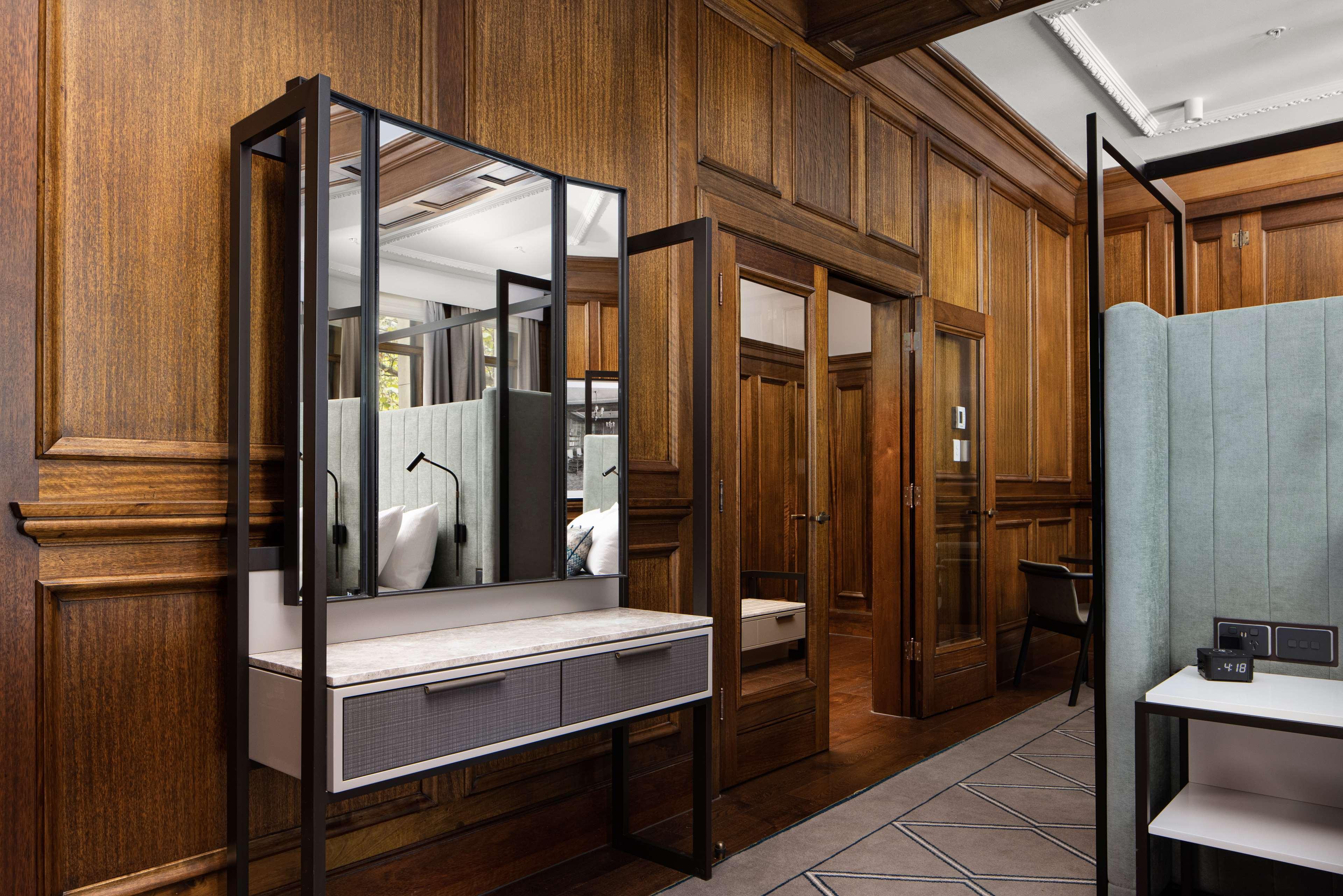 Hilton Melbourne Little Queen Street Exteriör bild The interior of the station's public toilets