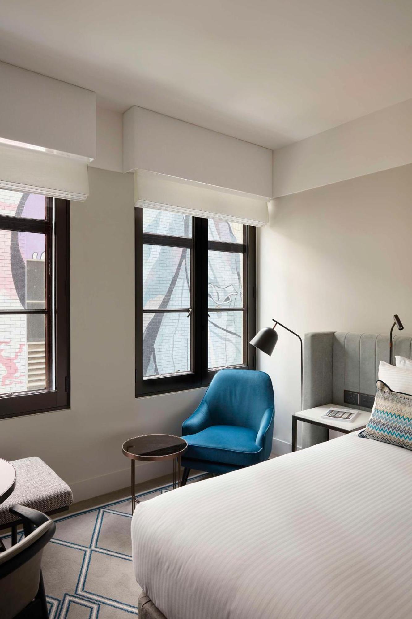 Hilton Melbourne Little Queen Street Exteriör bild A guest room at the Hotel 57