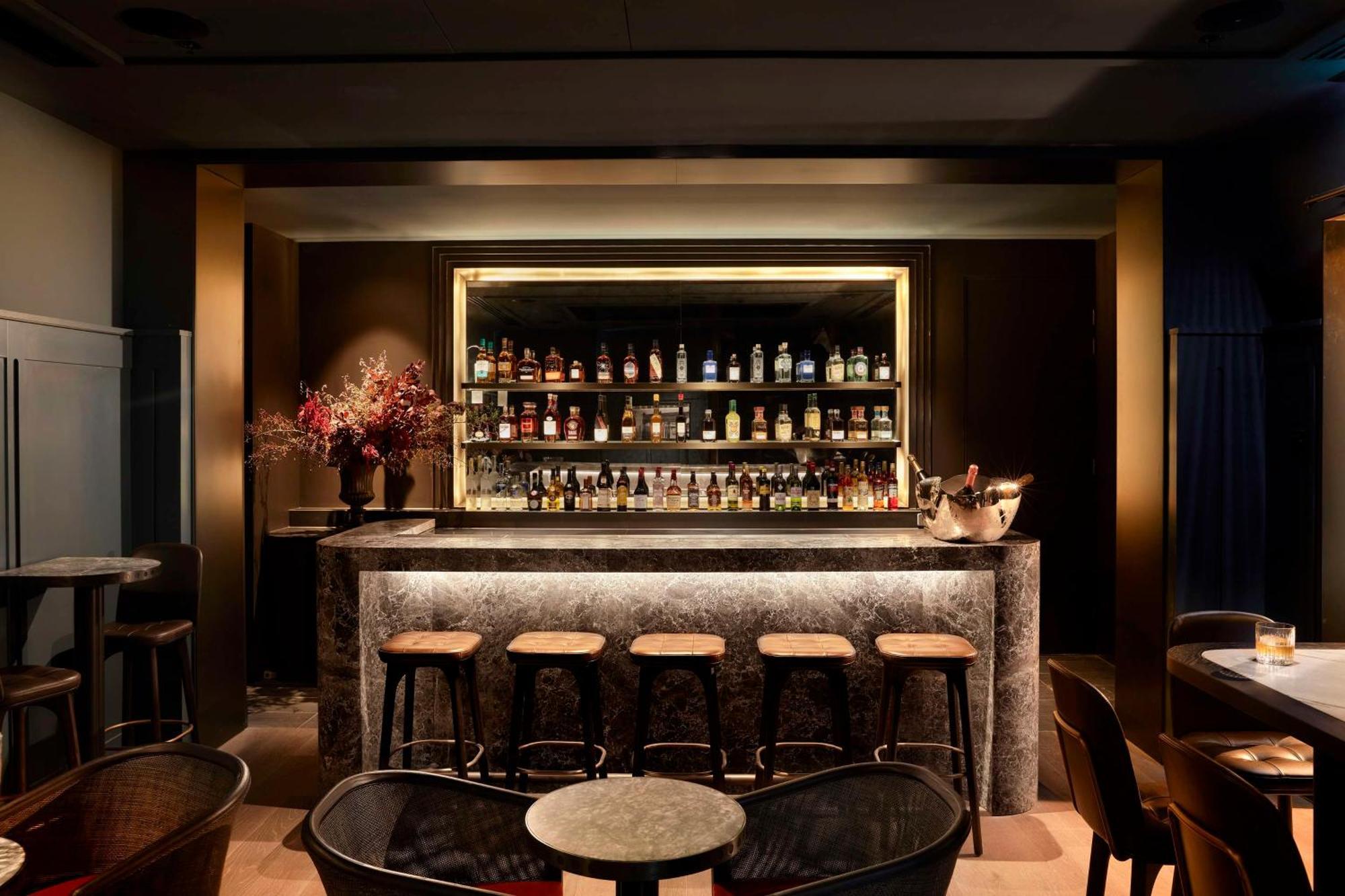Hilton Melbourne Little Queen Street Exteriör bild The bar at the Connaught
