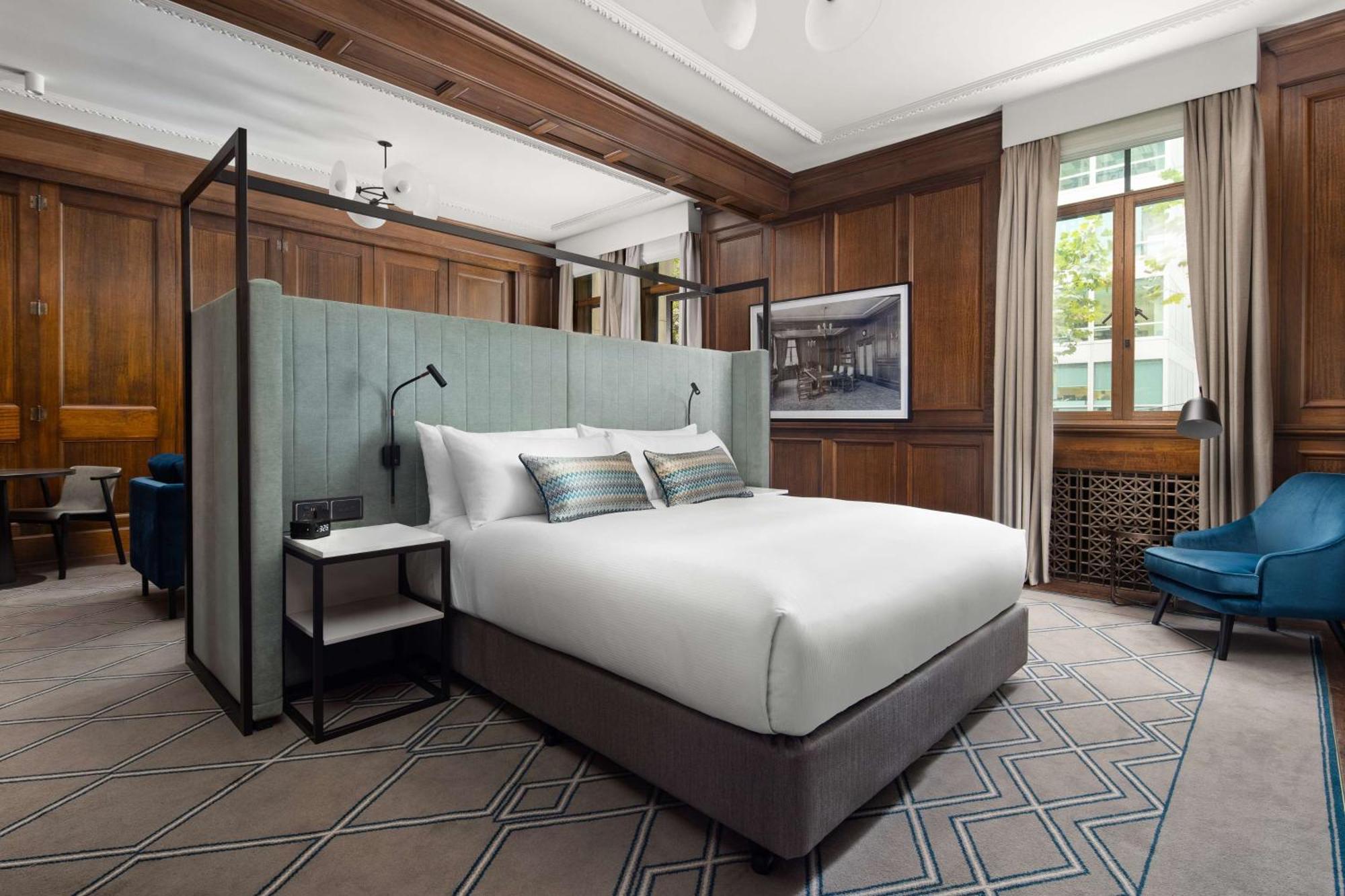 Hilton Melbourne Little Queen Street Exteriör bild A bedroom at the hotel
