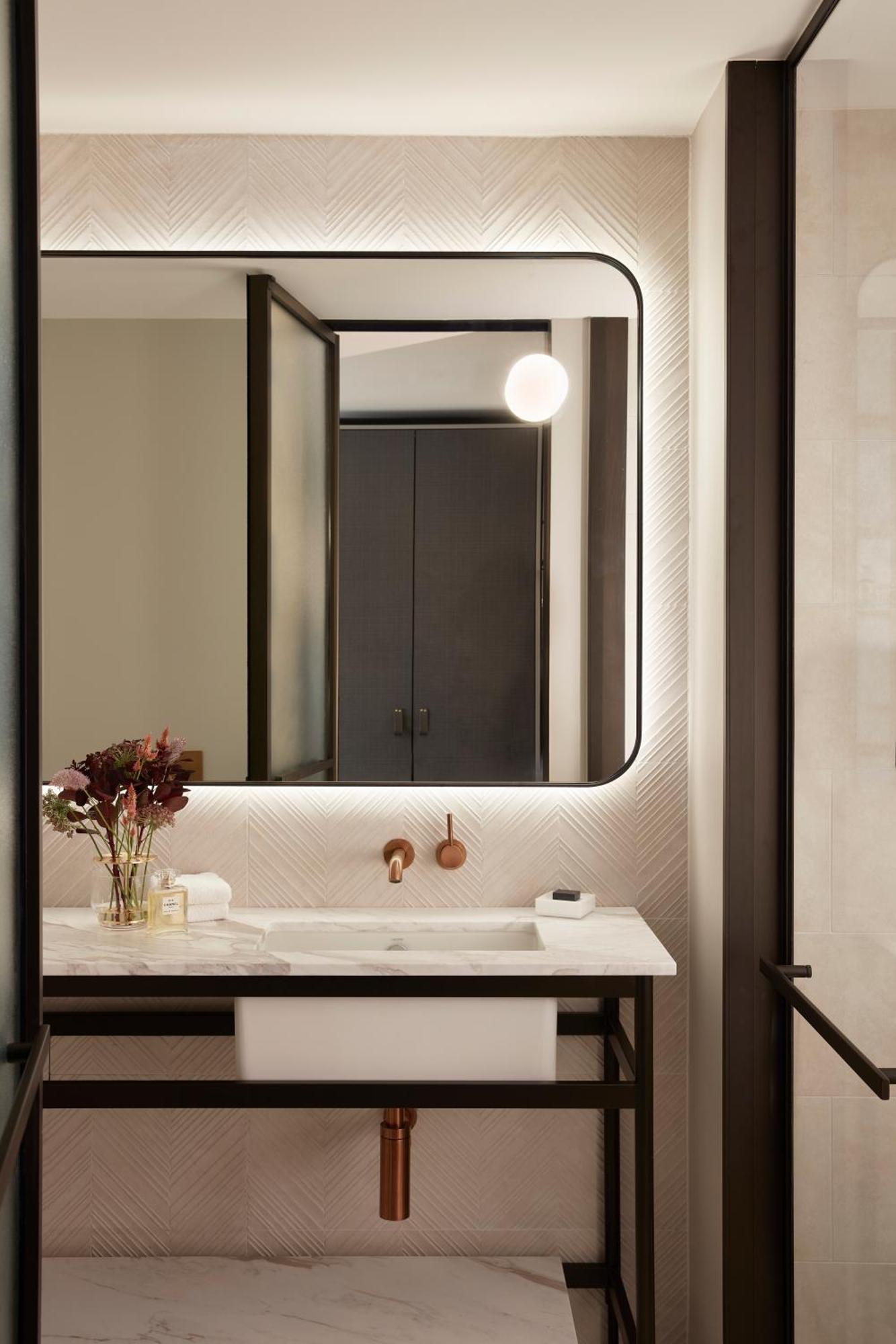 Hilton Melbourne Little Queen Street Exteriör bild Bathroom
