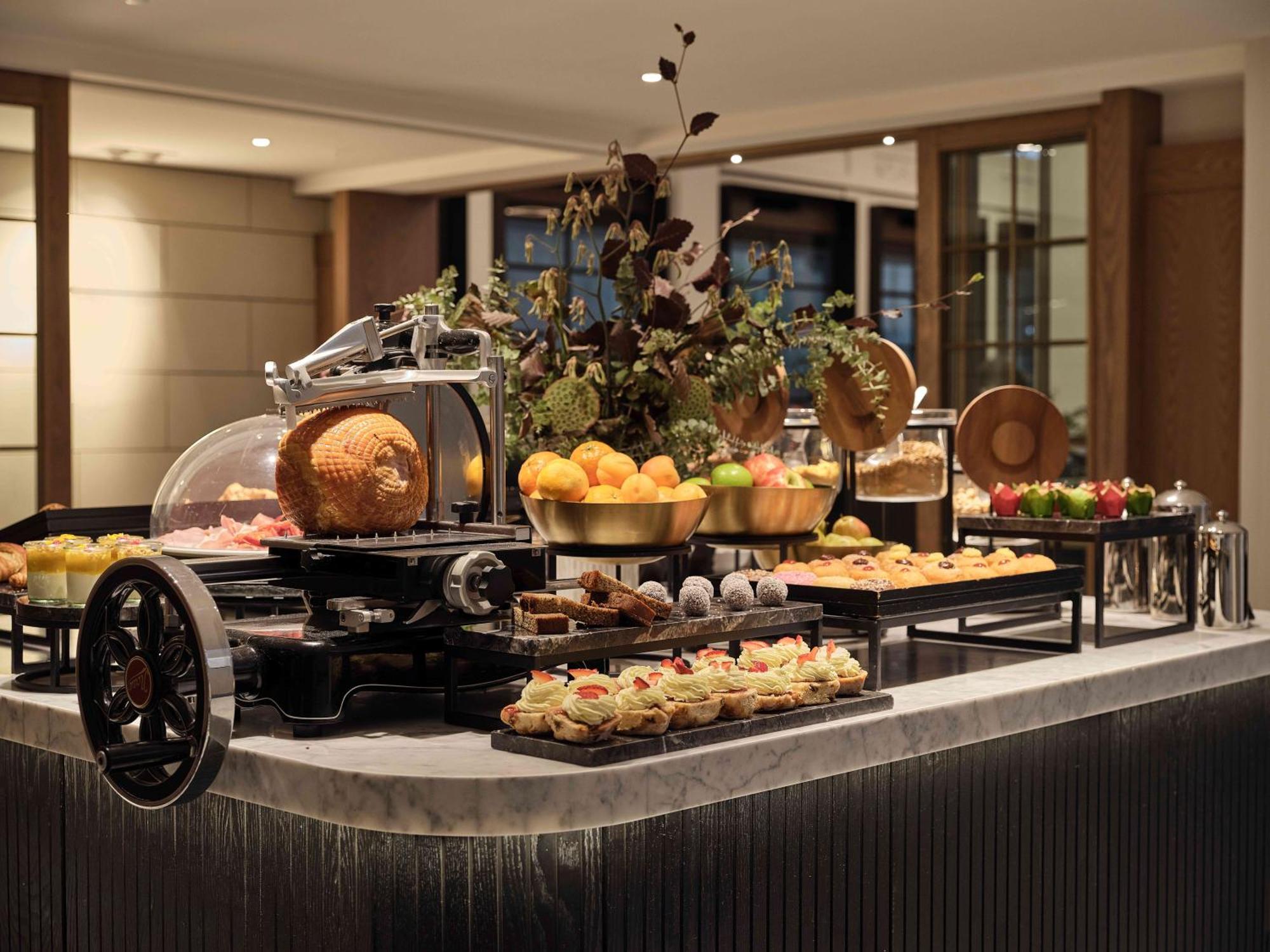 Hilton Melbourne Little Queen Street Exteriör bild A buffet at a hotel
