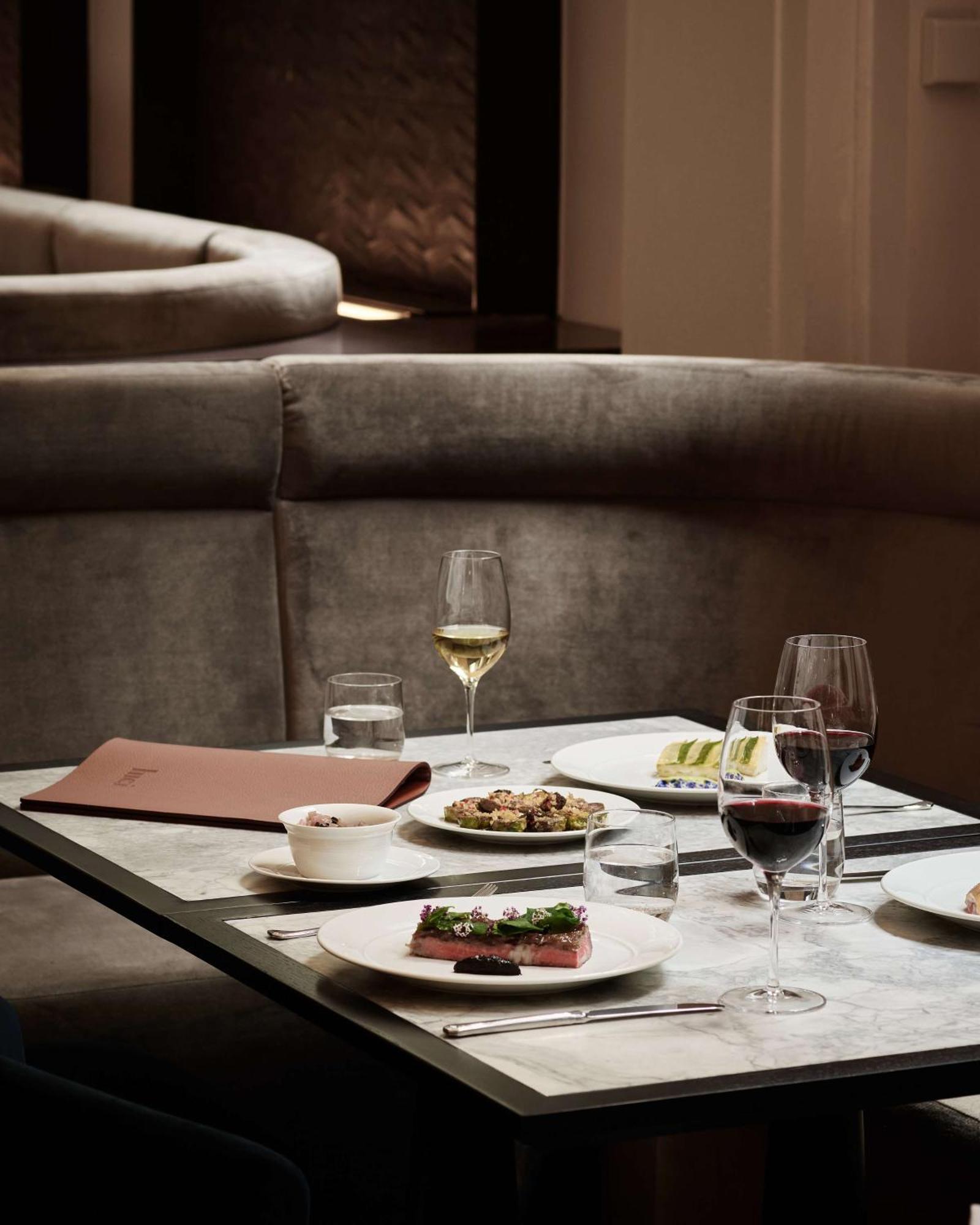 Hilton Melbourne Little Queen Street Exteriör bild Restaurant AOC